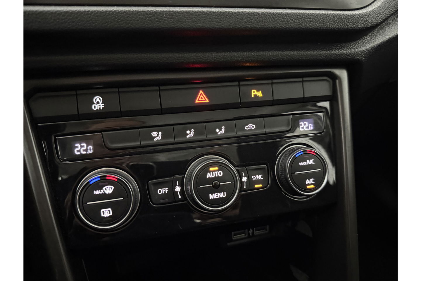 Volkswagen T-Roc TSI Style Business Camera Carplay LED Trekhaak Adaptive-Cruise Clima Navi PDC 16"LMV