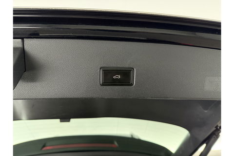 Volkswagen T-Roc TSI Style Business Camera Carplay LED Trekhaak Adaptive-Cruise Clima Navi PDC 16"LMV