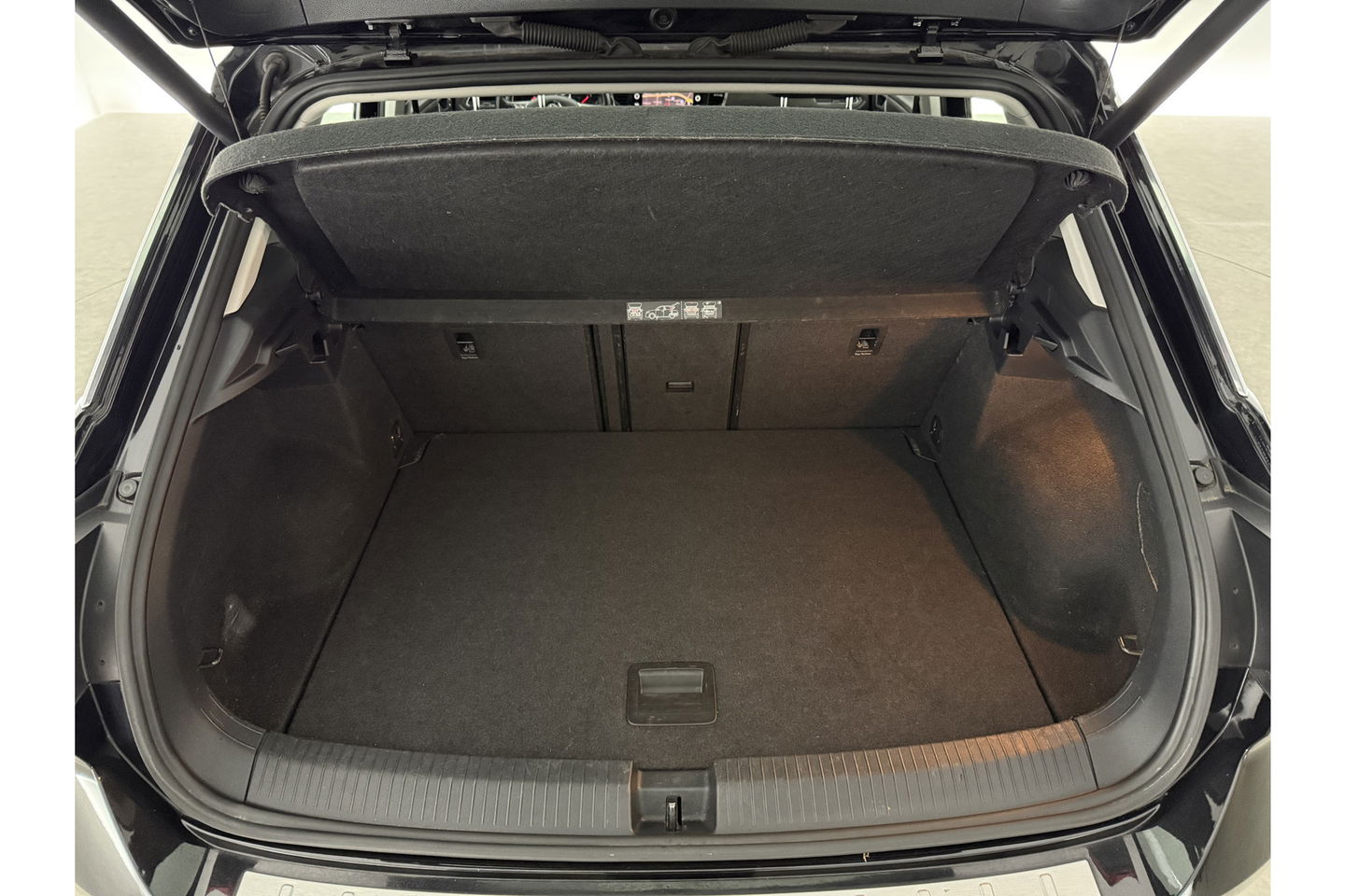 Volkswagen T-Roc TSI Style Business Camera Carplay LED Trekhaak Adaptive-Cruise Clima Navi PDC 16"LMV