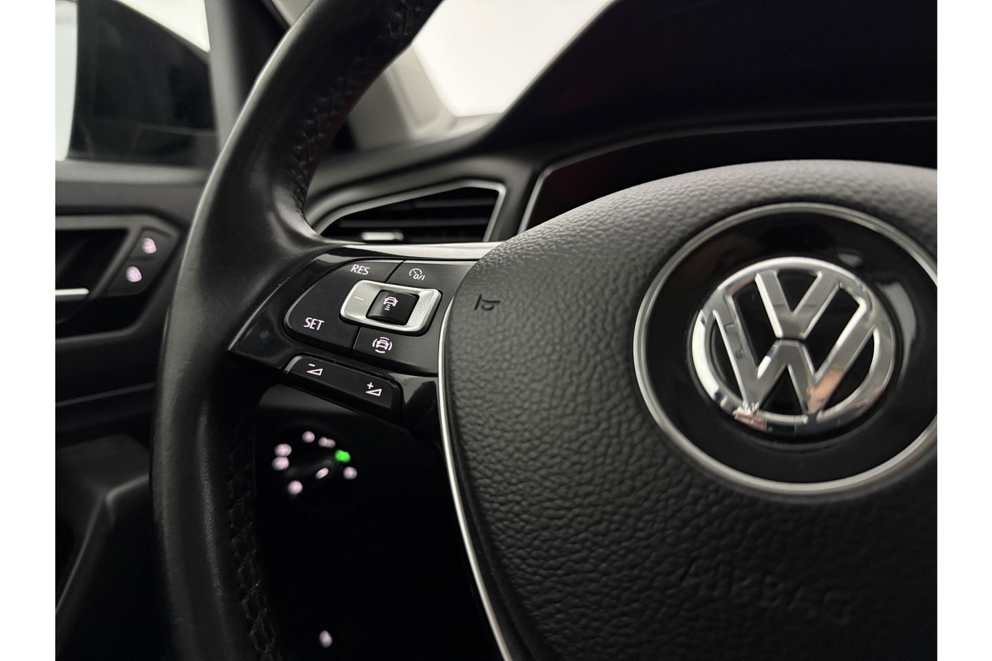 Volkswagen T-Roc TSI Style Business Camera Carplay LED Trekhaak Adaptive-Cruise Clima Navi PDC 16"LMV