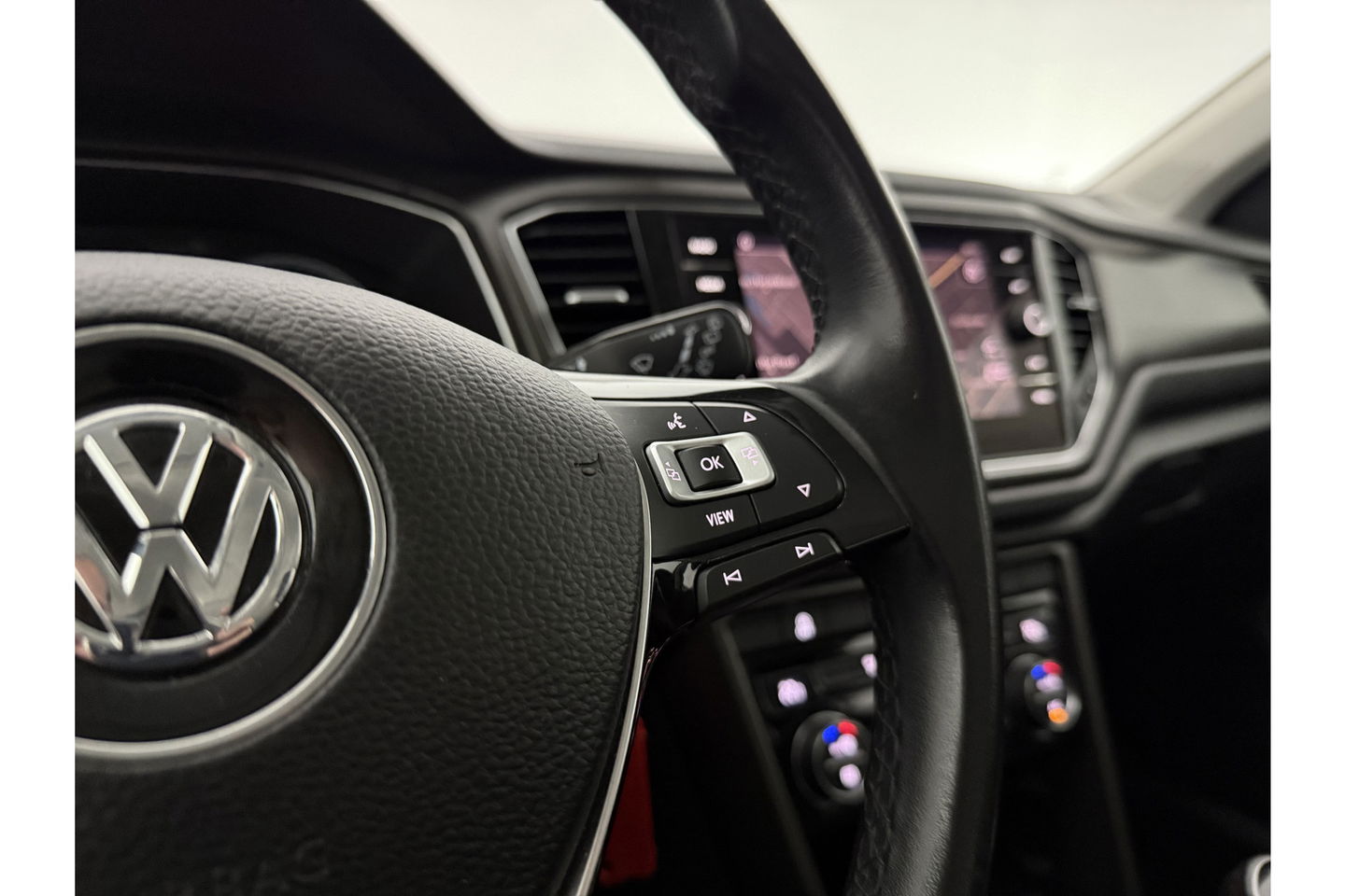 Volkswagen T-Roc TSI Style Business Camera Carplay LED Trekhaak Adaptive-Cruise Clima Navi PDC 16"LMV