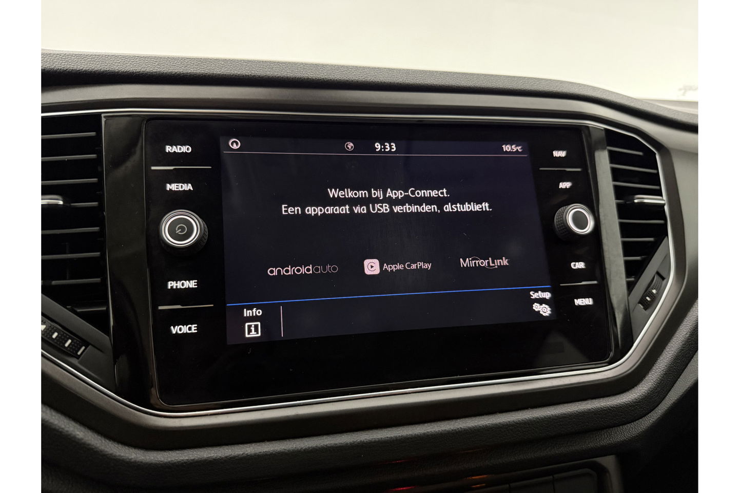 Volkswagen T-Roc TSI Style Business Camera Carplay LED Trekhaak Adaptive-Cruise Clima Navi PDC 16"LMV