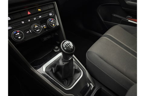 Volkswagen T-Roc TSI Style Business Camera Carplay LED Trekhaak Adaptive-Cruise Clima Navi PDC 16"LMV