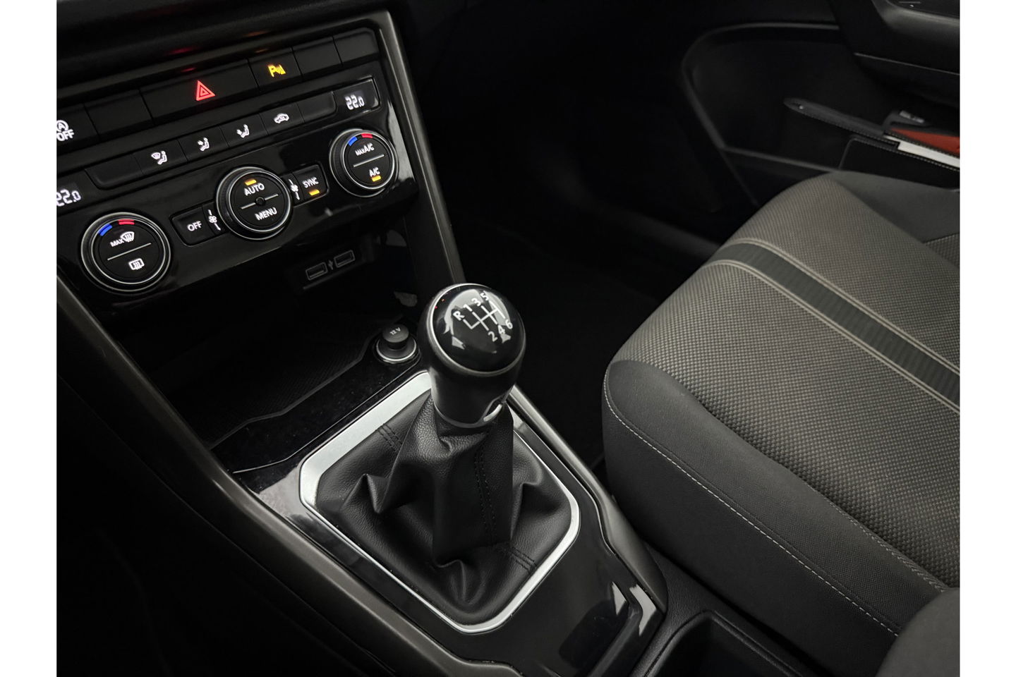 Volkswagen T-Roc TSI Style Business Camera Carplay LED Trekhaak Adaptive-Cruise Clima Navi PDC 16"LMV