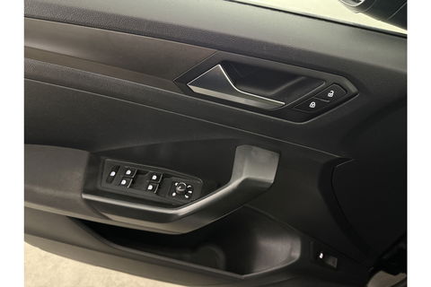 Volkswagen T-Roc TSI Style Business Camera Carplay LED Trekhaak Adaptive-Cruise Clima Navi PDC 16"LMV