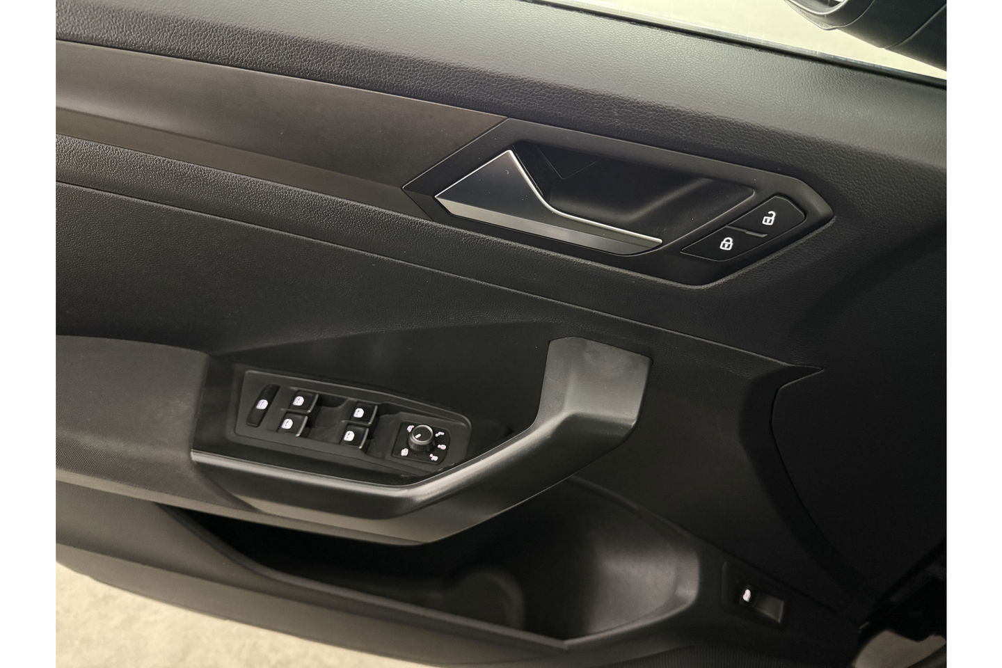 Volkswagen T-Roc TSI Style Business Camera Carplay LED Trekhaak Adaptive-Cruise Clima Navi PDC 16"LMV