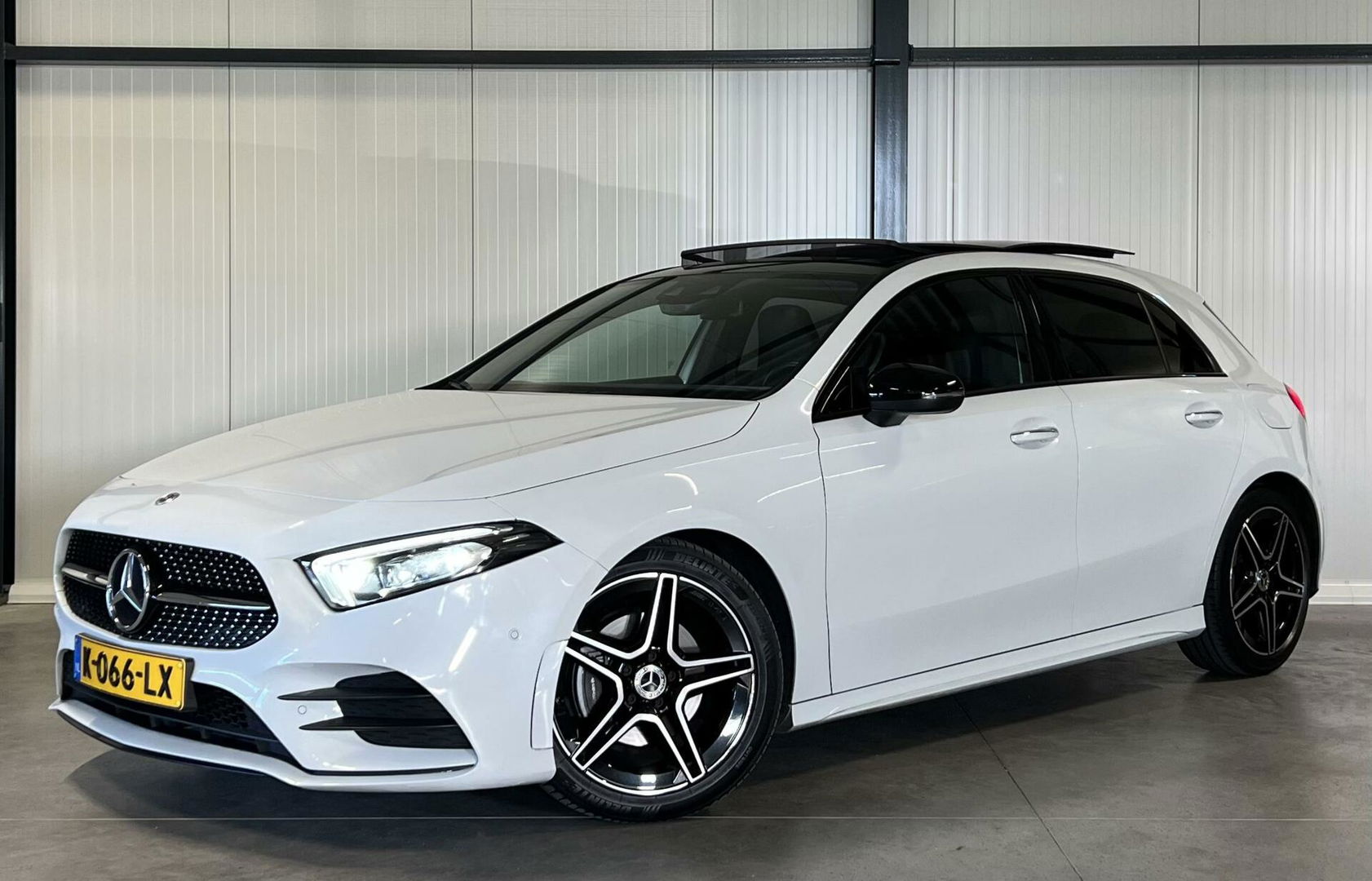 Mercedes-Benz A-Klasse 180 AMG Pano Sfeer Camera Night pakket