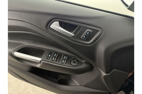 Ford Kuga 1.5 Titanium 150PK Clima Trekhaak Navigatie PDC 17"LMV Stoelverwarming