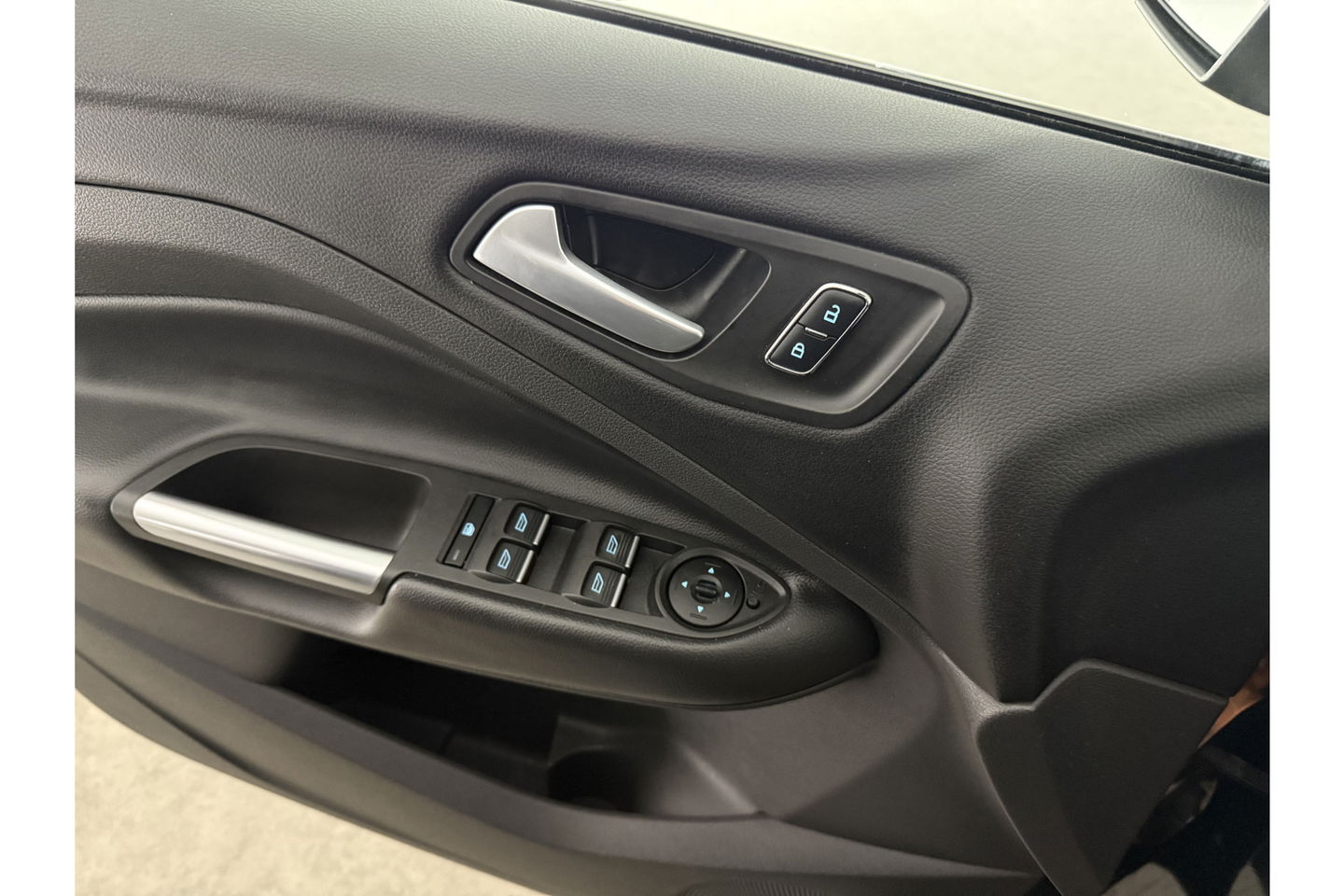 Ford Kuga 1.5 Titanium 150PK Clima Trekhaak Navigatie PDC 17"LMV Stoelverwarming