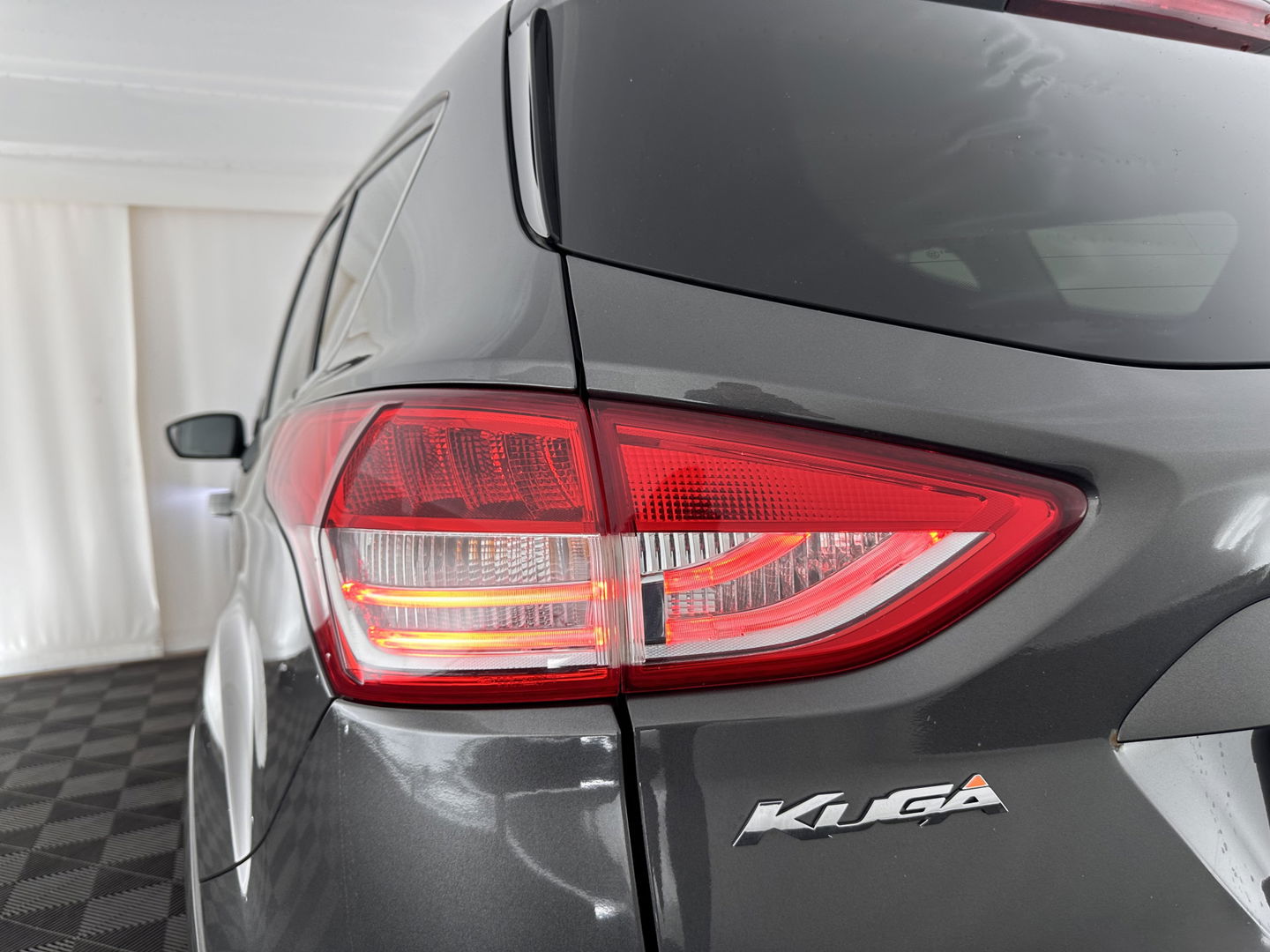 Ford Kuga 1.5 Titanium-Plus Styling-Pack AWD Aut.*LEATHER-FABRIC | XENON | SONY-AUDIO | BLIND-SPOT | KEYLESS | NAVI-FULLMAP | CAMERA | HEATED-SPORT-SEATS | ECC | LANE-ASSIST | PDC | CRUISE | TOWBAR | 19''ALU*