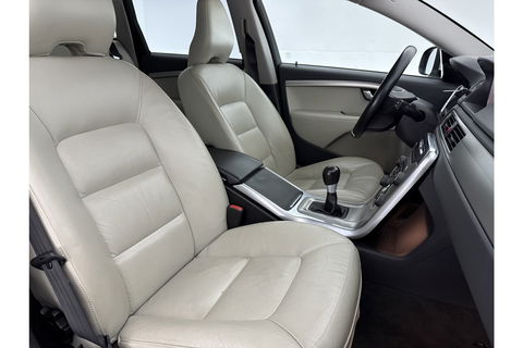 Volvo V70 1.6 T4 Limited Edition | NIEUWE APK tot 05-2026 | 180PK Clima Cruise Trekhaak LED Navi Leder PDC 17"LMV