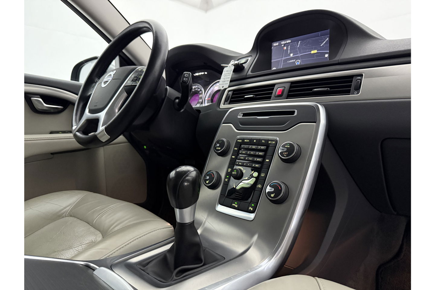 Volvo V70 1.6 T4 Limited Edition | NIEUWE APK tot 05-2026 | 180PK Clima Cruise Trekhaak LED Navi Leder PDC 17"LMV