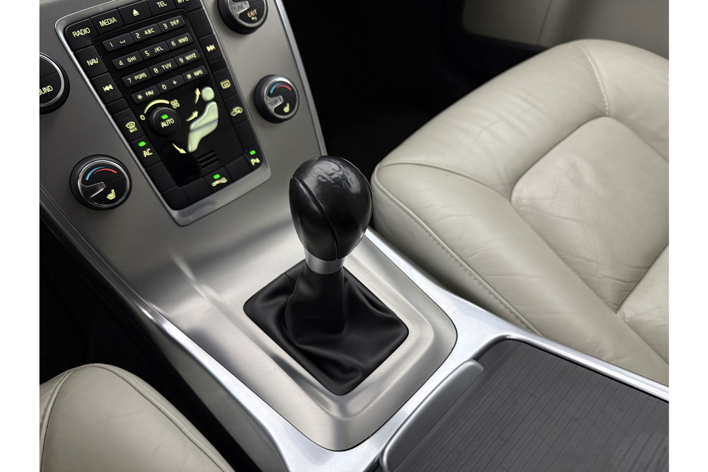 Volvo V70 1.6 T4 Limited Edition | NIEUWE APK tot 05-2026 | 180PK Clima Cruise Trekhaak LED Navi Leder PDC 17"LMV