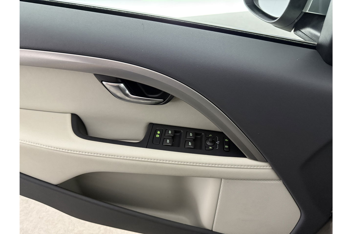 Volvo V70 1.6 T4 Limited Edition | NIEUWE APK tot 05-2026 | 180PK Clima Cruise Trekhaak LED Navi Leder PDC 17"LMV