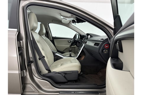 Volvo V70 1.6 T4 Limited Edition | NIEUWE APK tot 05-2026 | 180PK Clima Cruise Trekhaak LED Navi Leder PDC 17"LMV