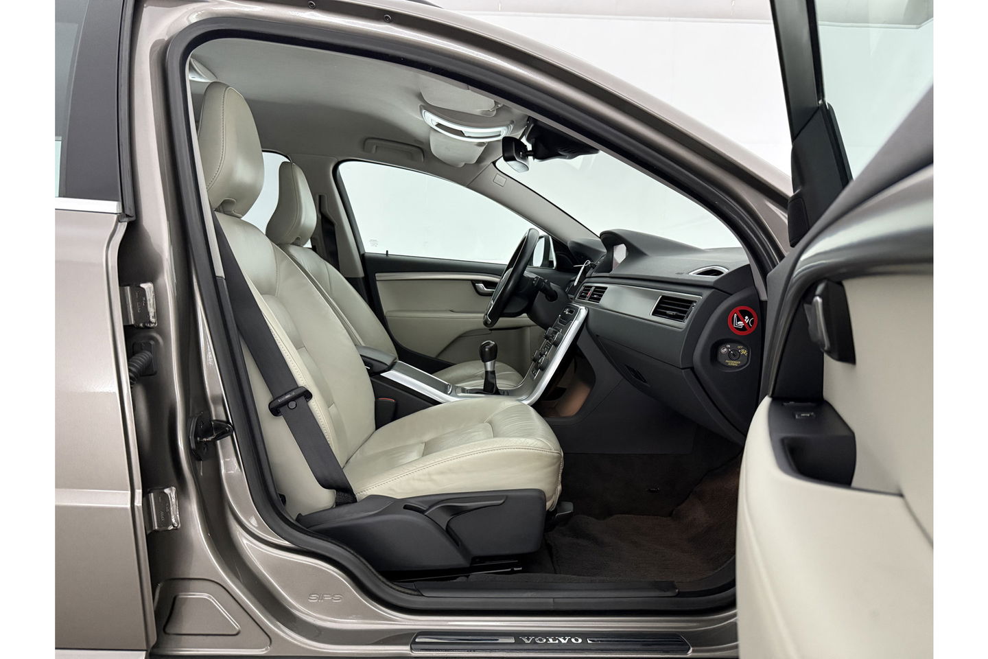 Volvo V70 1.6 T4 Limited Edition | NIEUWE APK tot 05-2026 | 180PK Clima Cruise Trekhaak LED Navi Leder PDC 17"LMV