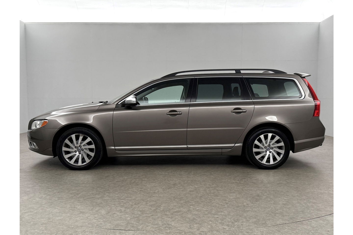 Volvo V70 1.6 T4 Limited Edition | NIEUWE APK tot 05-2026 | 180PK Clima Cruise Trekhaak LED Navi Leder PDC 17"LMV