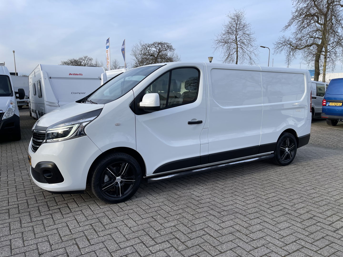 Renault Trafic 2.0 dCi 120pk T29 L2H1 Comfort / vaste prijs rijklaar € 19.950 ex btw / lease vanaf € 375 / 17 inch velgen / trekhaak / airco / cruise / camera / navi / euro 6 diesel