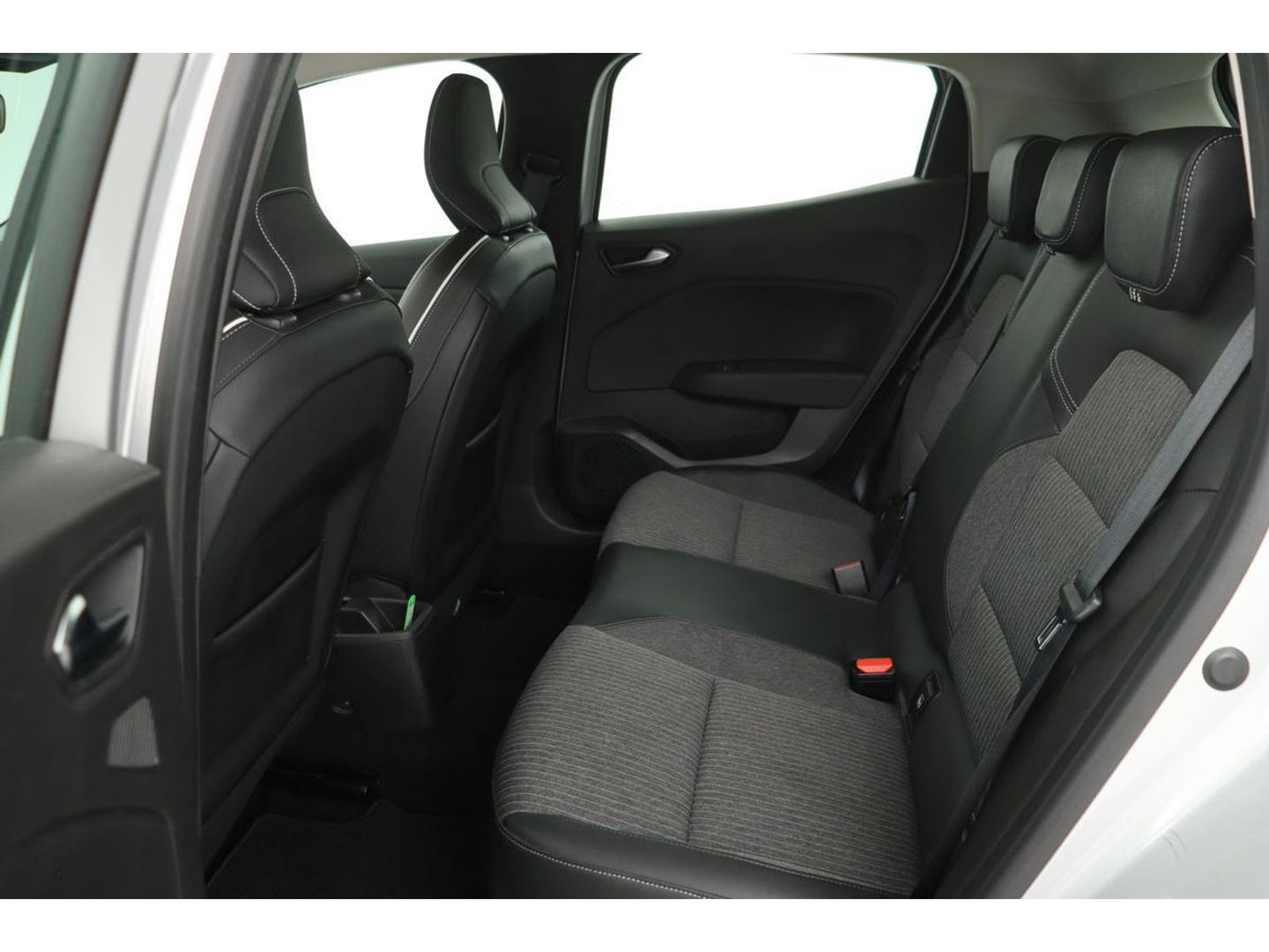 Renault Clio 1.0 TCe Intens | Carplay | Full LED | Navigatie | Climate control | PDC | Keyless | Cruise control | Half leder | DAB