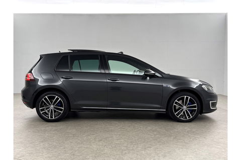 Volkswagen Golf 1.4 TSI GTE 225PK Pano LED Trekhaak Carplay Camera Cruise Clima Navi PDC 17"LMV