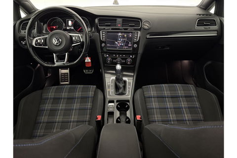 Volkswagen Golf 1.4 TSI GTE 225PK Pano LED Trekhaak Carplay Camera Cruise Clima Navi PDC 17"LMV