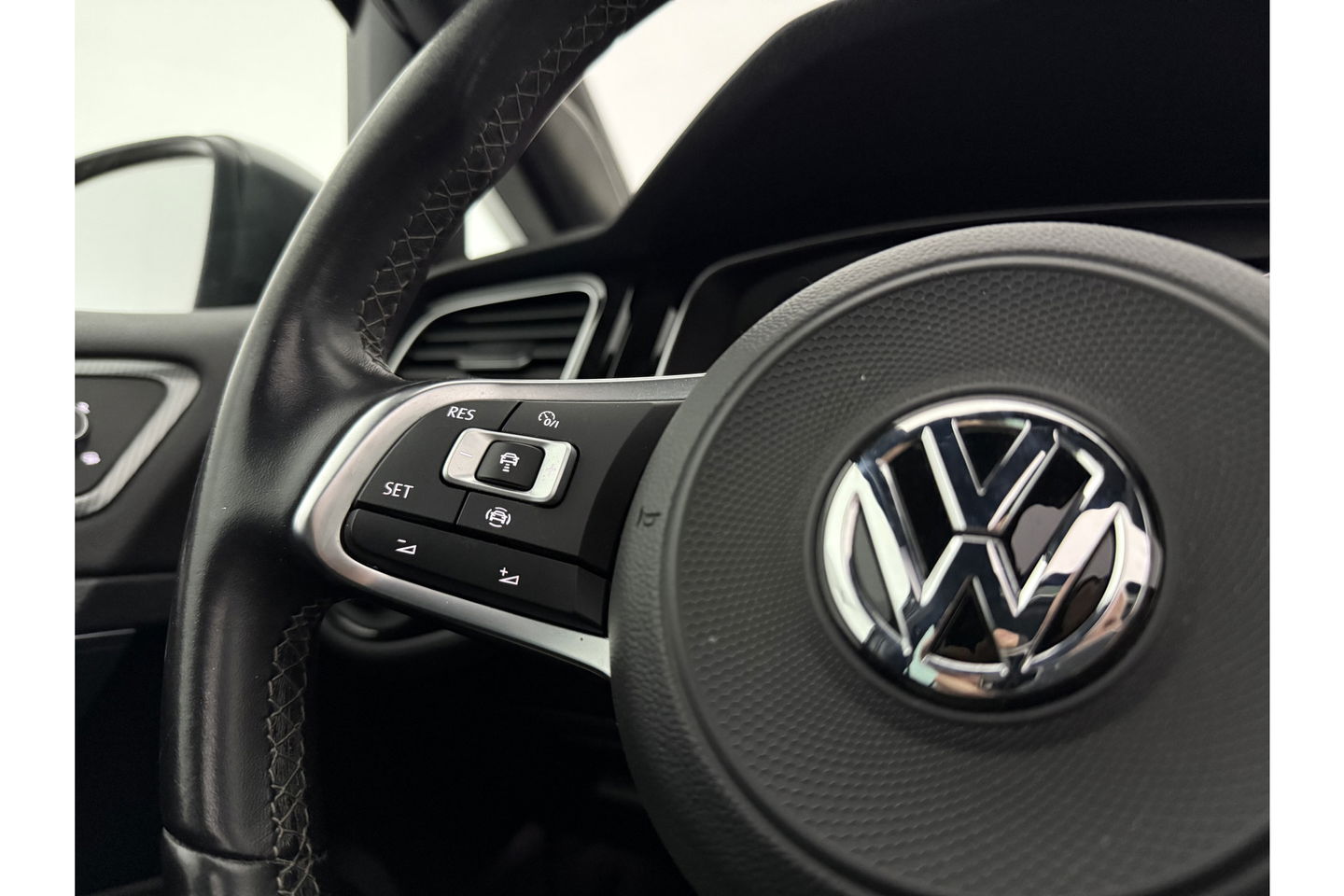 Volkswagen Golf 1.5 TSI 3x R-line 150PK DSG Pano LED Virtual ACC Camera Clima Navi 17"LMV PDC