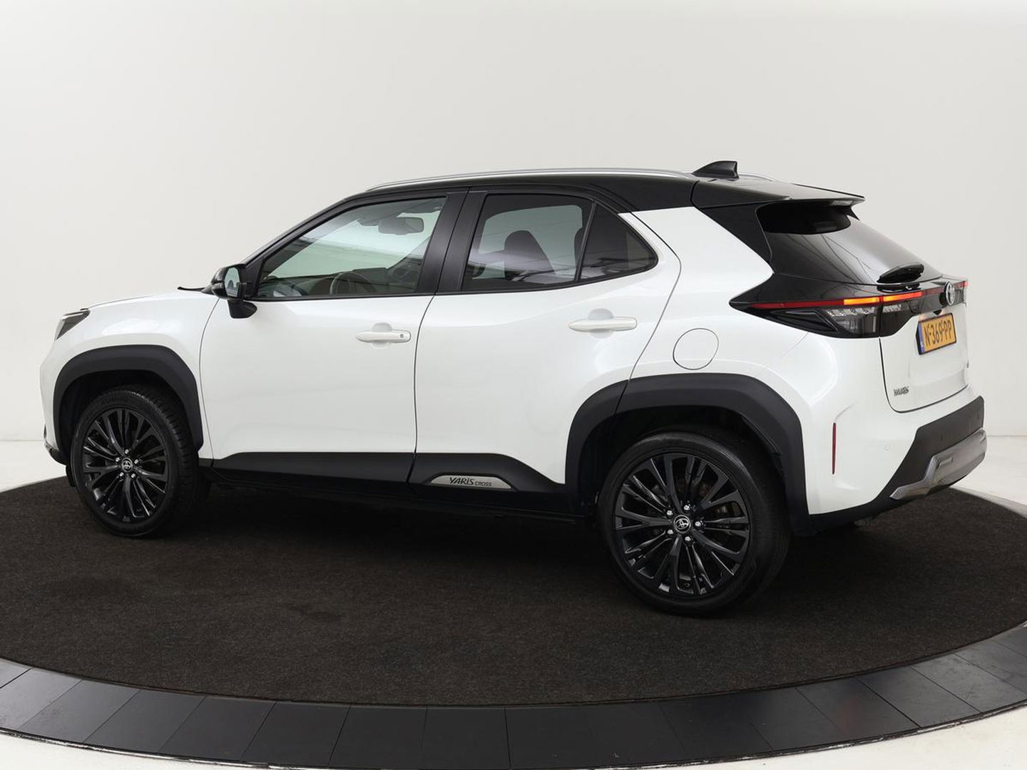 Toyota Yaris Cross 1.5 Hybrid Adventure | Stoel & stuurverwarming | Head-Up | Matrix LED | Carplay | Camera | JBL Sound | Keyless | Navigatie | Adaptive cruise | Climate control