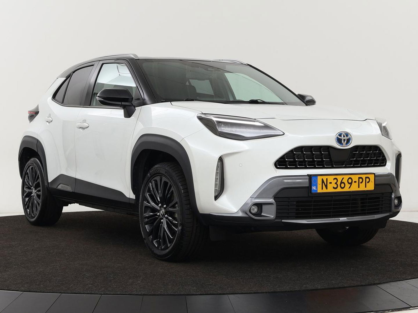 Toyota Yaris Cross 1.5 Hybrid Adventure | Stoel & stuurverwarming | Head-Up | Matrix LED | Carplay | Camera | JBL Sound | Keyless | Navigatie | Adaptive cruise | Climate control