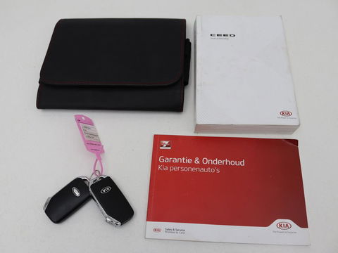 Kia Ceed 1.0 T-GDi DynamicPlusLine | Stoel & stuurverwarming | Trekhaak | Carplay | Camera | Half leder | Navigatie | Keyless