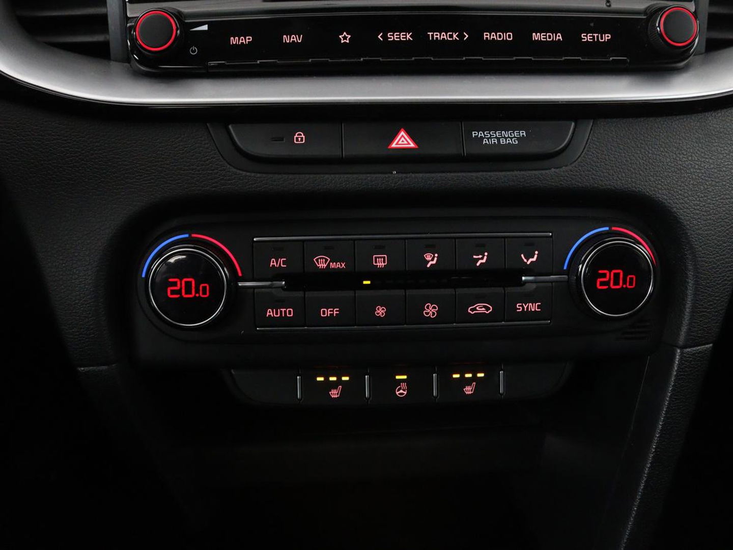 Kia Ceed 1.0 T-GDi DynamicPlusLine | Stoel & stuurverwarming | Trekhaak | Carplay | Camera | Half leder | Navigatie | Keyless