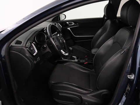 Kia Ceed 1.0 T-GDi DynamicPlusLine | Stoel & stuurverwarming | Trekhaak | Carplay | Camera | Half leder | Navigatie | Keyless