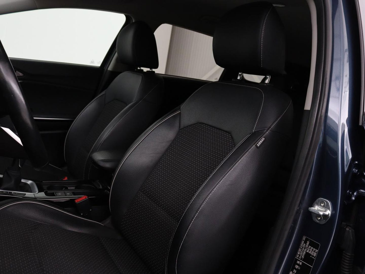 Kia Ceed 1.0 T-GDi DynamicPlusLine | Stoel & stuurverwarming | Trekhaak | Carplay | Camera | Half leder | Navigatie | Keyless