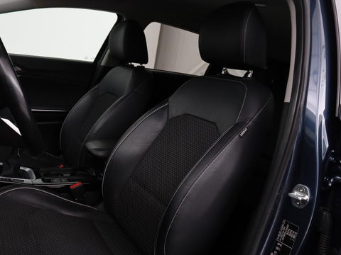Kia Ceed 1.0 T-GDi DynamicPlusLine | Stoel & stuurverwarming | Trekhaak | Carplay | Camera | Half leder | Navigatie | Keyless