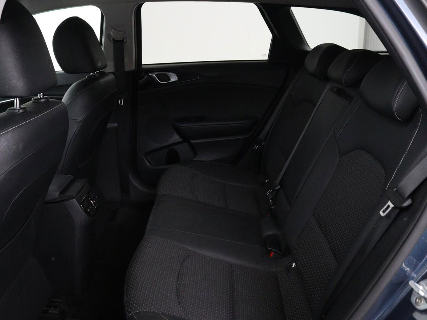 Kia Ceed 1.0 T-GDi DynamicPlusLine | Stoel & stuurverwarming | Trekhaak | Carplay | Camera | Half leder | Navigatie | Keyless