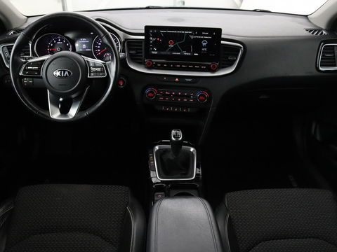 Kia Ceed 1.0 T-GDi DynamicPlusLine | Stoel & stuurverwarming | Trekhaak | Carplay | Camera | Half leder | Navigatie | Keyless