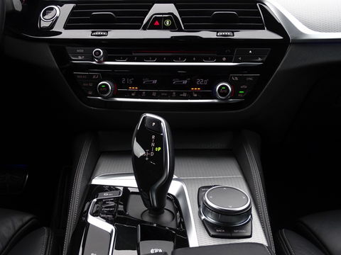 BMW 5 Serie 520i TwinTurbo 183PK High Ex. Ed. / LCI / M-pakket / LED *NAP*