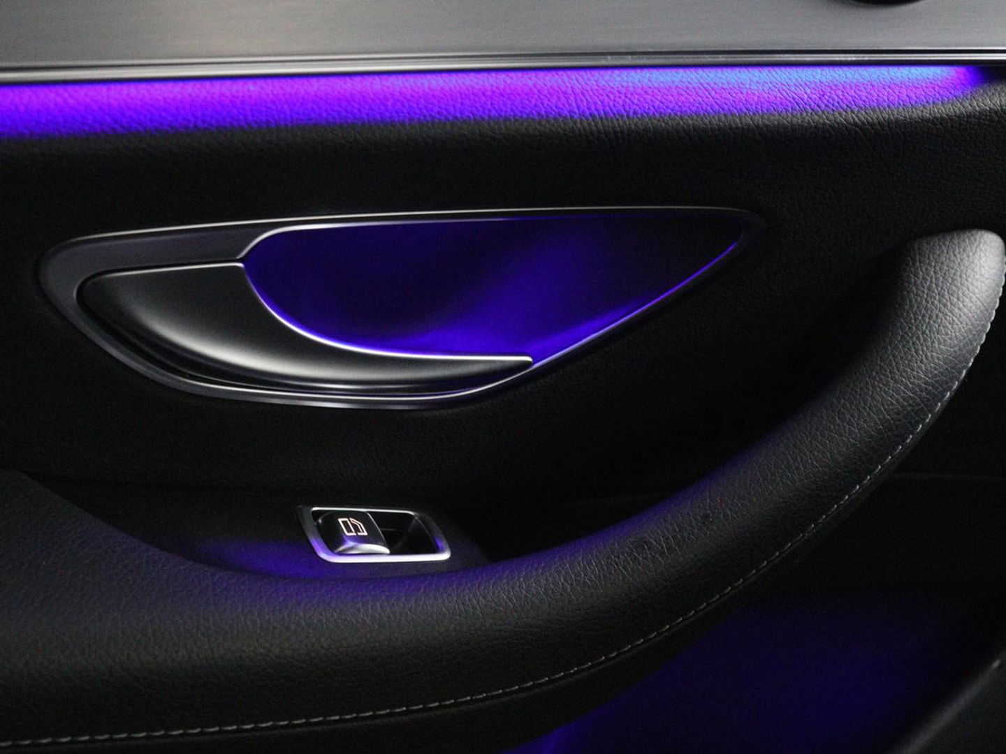 Mercedes-Benz E-Klasse 300de Avantgarde | Schuifdak | Stoelverwarming | Carplay | Sfeerverlichting | Trekhaak | 360 camera | Navigatie | Full LED