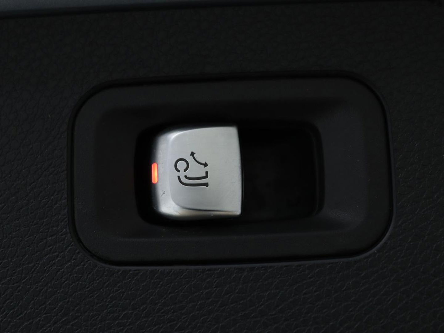 Mercedes-Benz E-Klasse 300de Avantgarde | Schuifdak | Stoelverwarming | Carplay | Sfeerverlichting | Trekhaak | 360 camera | Navigatie | Full LED