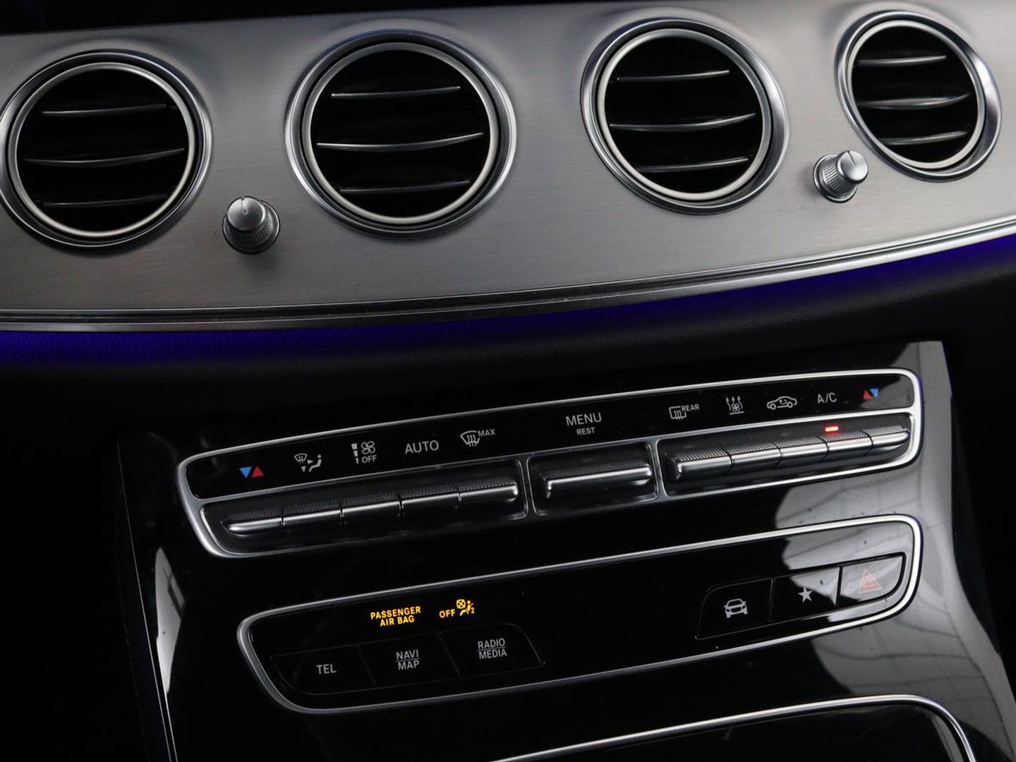 Mercedes-Benz E-Klasse 300de Avantgarde | Schuifdak | Stoelverwarming | Carplay | Sfeerverlichting | Trekhaak | 360 camera | Navigatie | Full LED