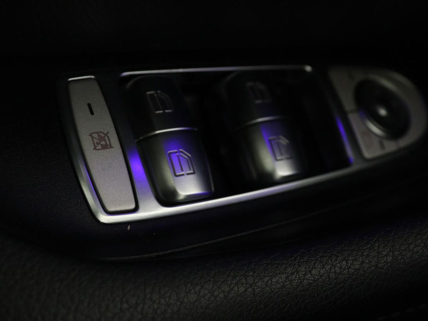 Mercedes-Benz E-Klasse 300de Avantgarde | Schuifdak | Stoelverwarming | Carplay | Sfeerverlichting | Trekhaak | 360 camera | Navigatie | Full LED
