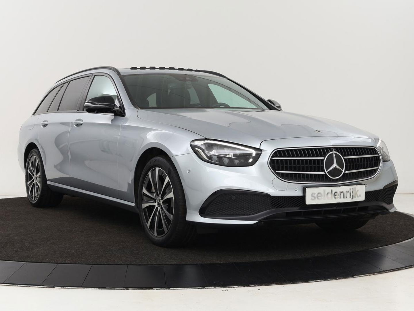Mercedes-Benz E-Klasse 300de Avantgarde | Schuifdak | Stoelverwarming | Carplay | Sfeerverlichting | Trekhaak | 360 camera | Navigatie | Full LED