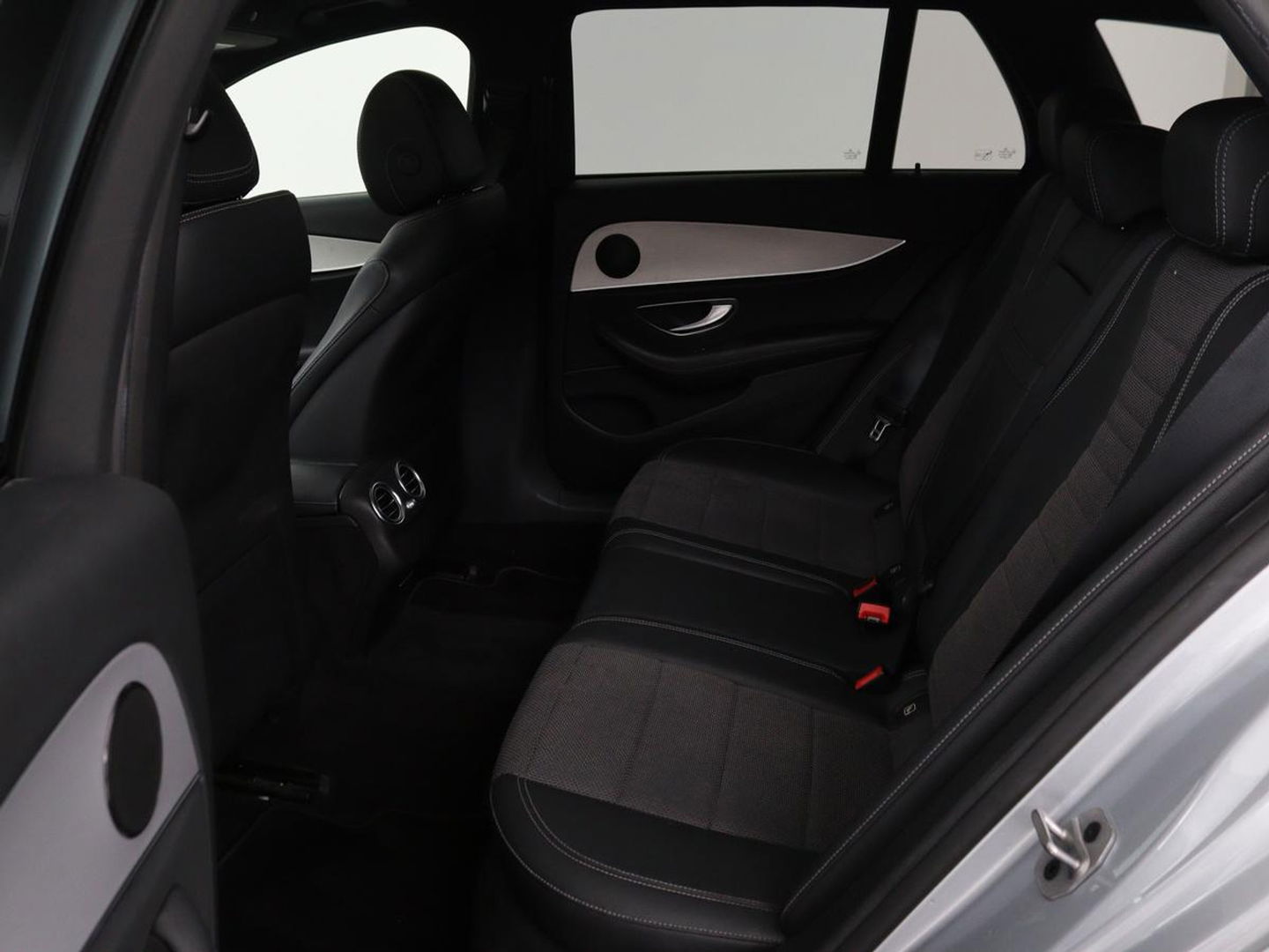 Mercedes-Benz E-Klasse 300de Avantgarde | Schuifdak | Stoelverwarming | Carplay | Sfeerverlichting | Trekhaak | 360 camera | Navigatie | Full LED