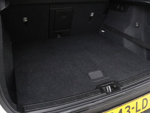 Volvo XC40 1.5 T3 Momentum | Stoelverwarming | Trekhaak | Carplay | Harman/Kardon | Camera | Navigatie | Half leder | Full LED