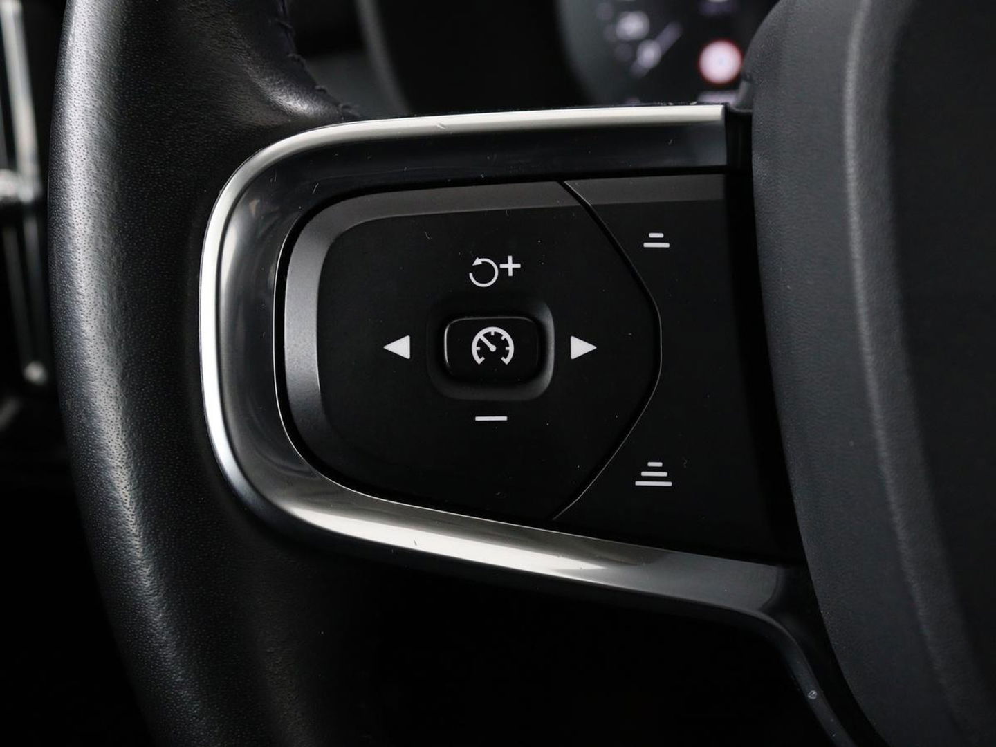 Volvo XC40 1.5 T3 Momentum | Stoelverwarming | Trekhaak | Carplay | Harman/Kardon | Camera | Navigatie | Half leder | Full LED