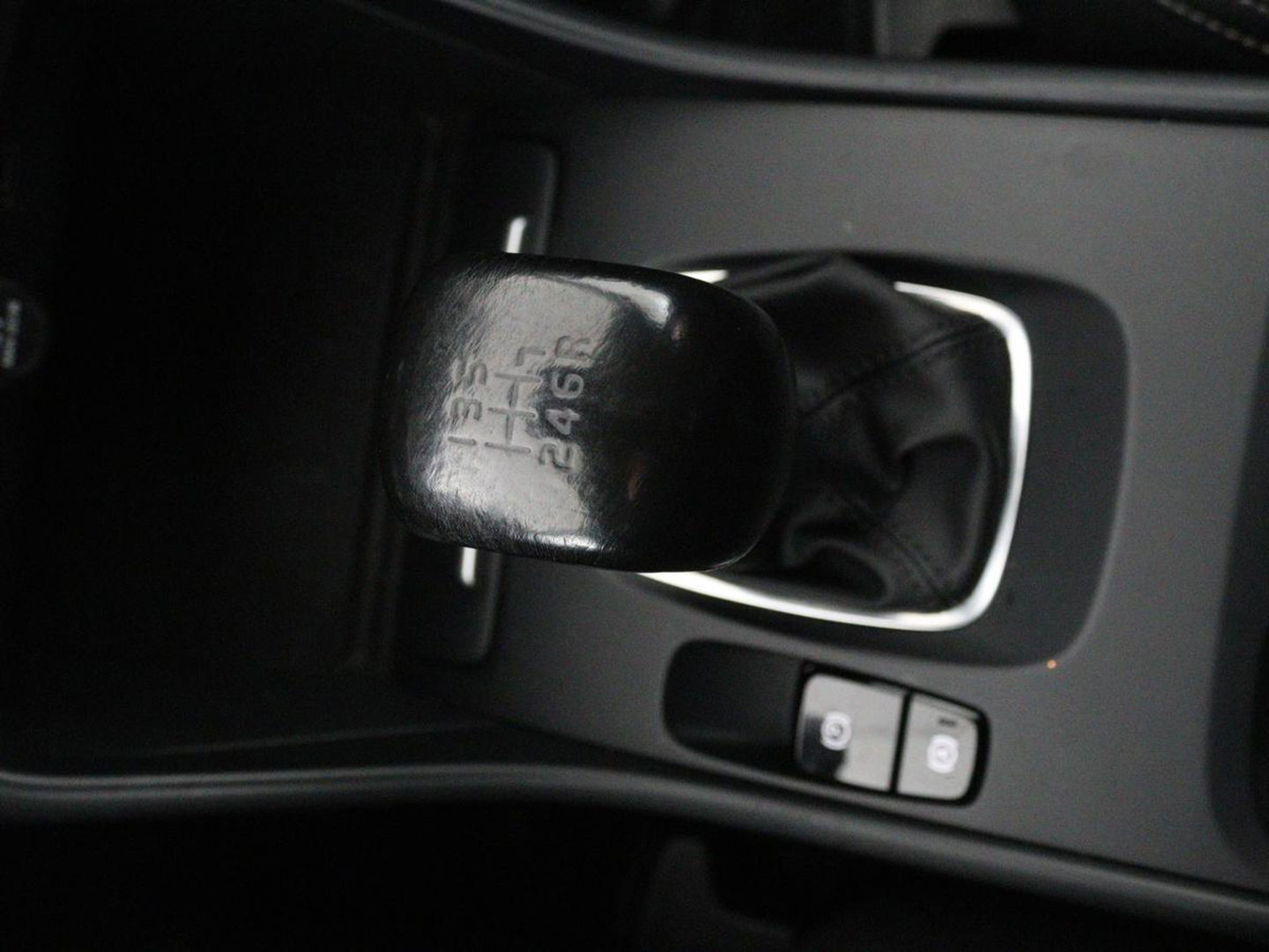 Volvo XC40 1.5 T3 Momentum | Stoelverwarming | Trekhaak | Carplay | Harman/Kardon | Camera | Navigatie | Half leder | Full LED