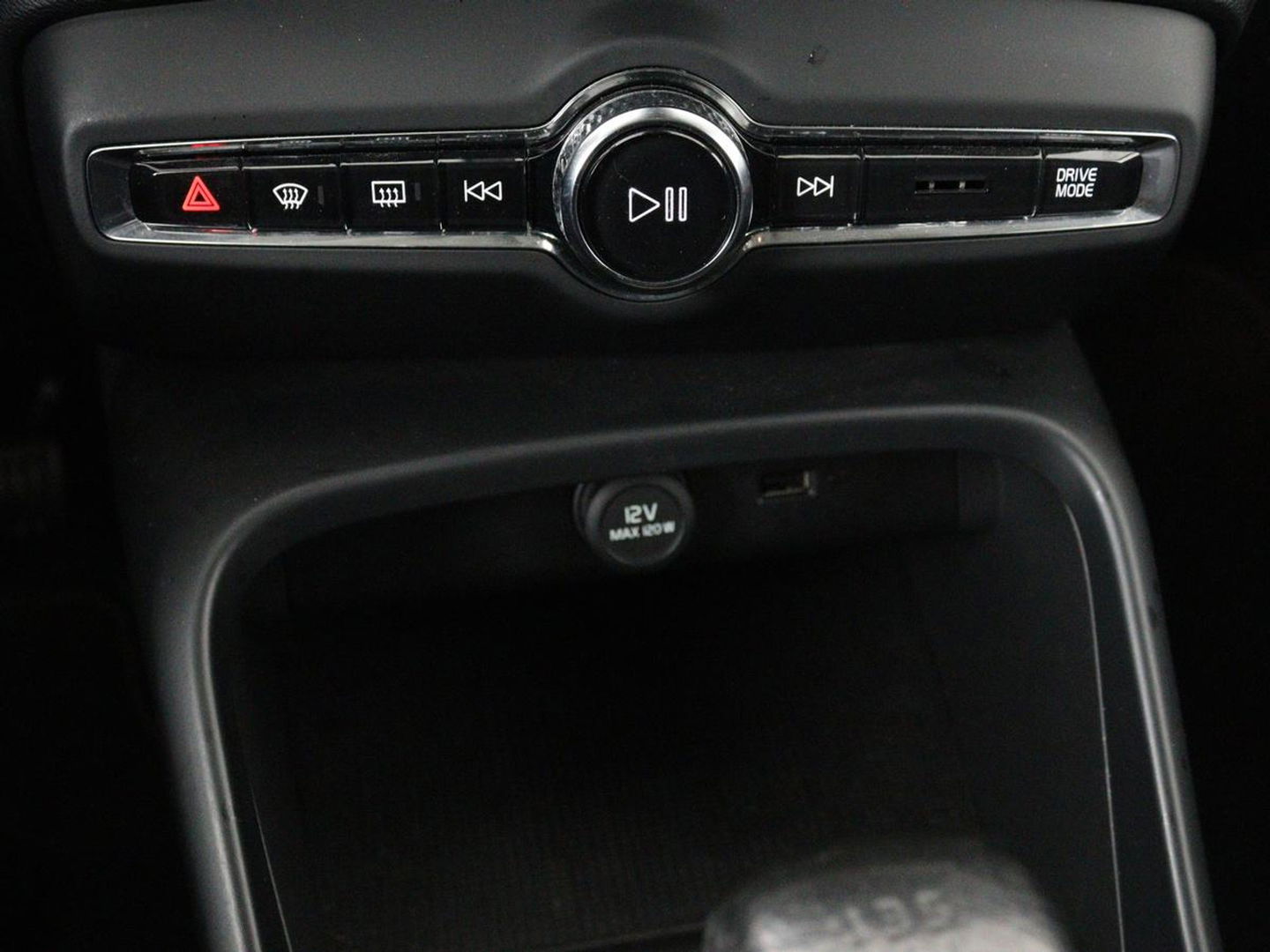 Volvo XC40 1.5 T3 Momentum | Stoelverwarming | Trekhaak | Carplay | Harman/Kardon | Camera | Navigatie | Half leder | Full LED