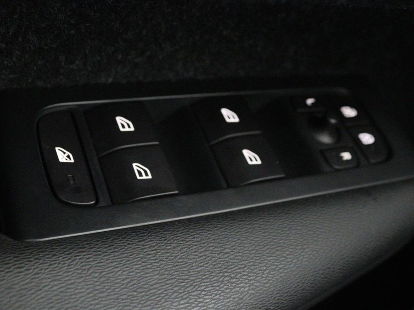 Volvo XC40 1.5 T3 Momentum | Stoelverwarming | Trekhaak | Carplay | Harman/Kardon | Camera | Navigatie | Half leder | Full LED