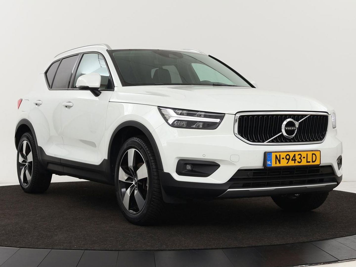 Volvo XC40 1.5 T3 Momentum | Stoelverwarming | Trekhaak | Carplay | Harman/Kardon | Camera | Navigatie | Half leder | Full LED