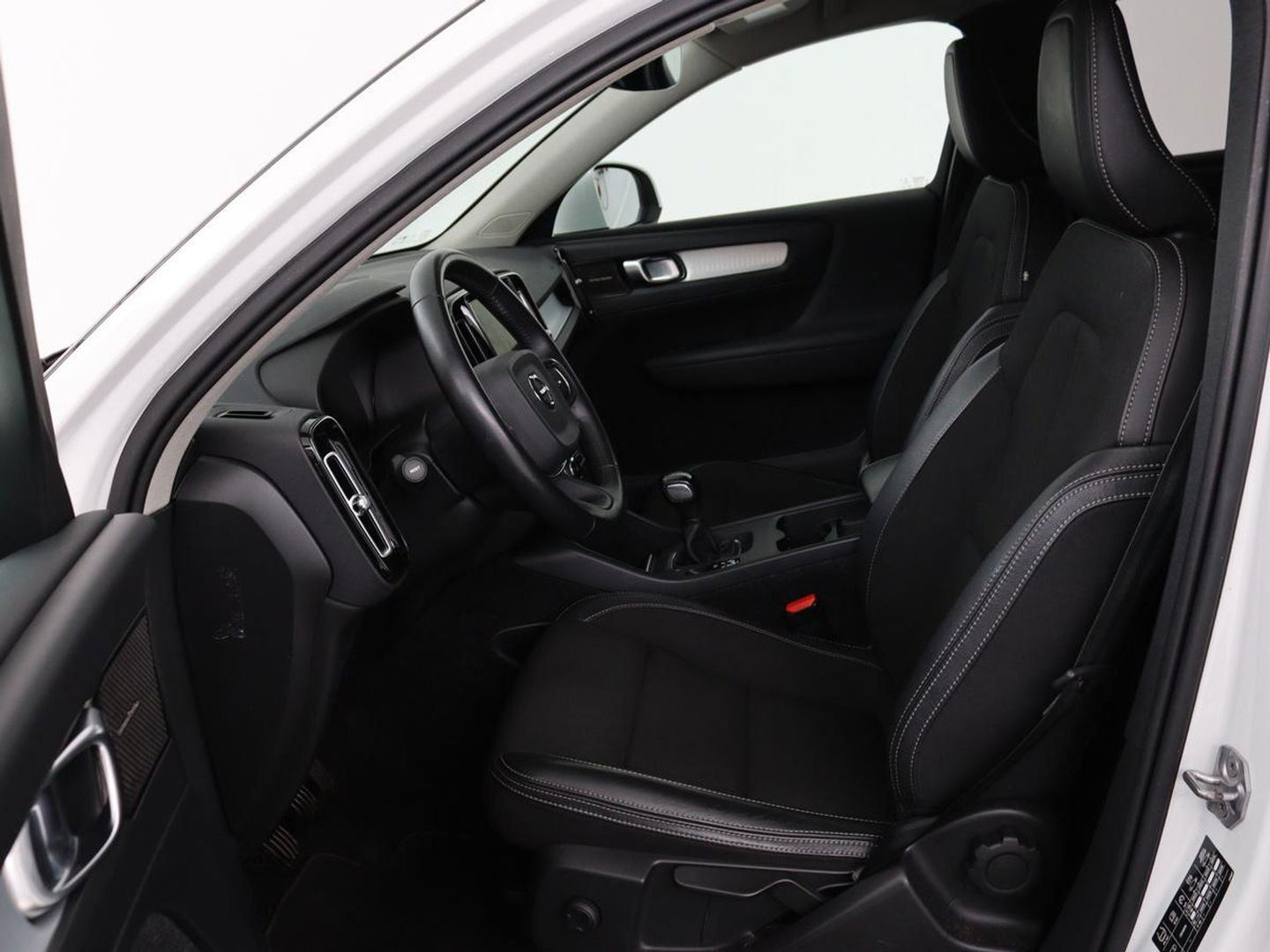 Volvo XC40 1.5 T3 Momentum | Stoelverwarming | Trekhaak | Carplay | Harman/Kardon | Camera | Navigatie | Half leder | Full LED