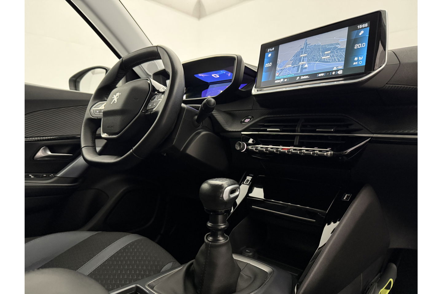 Peugeot 2008 1.2 PureTech 360 Camera LED Virtual Trekhaak Parelmoer Carplay Clima Cruise Navi 18"LMV PDC